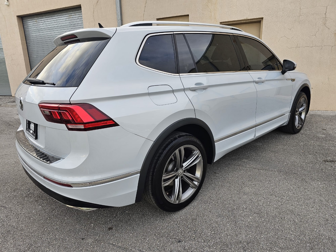 Volkswagen Tiguan 2.0T SEL R-Line Black FWD 2019 Volkswagen Tiguan 2.0T SEL R-Line Black FWD 2019