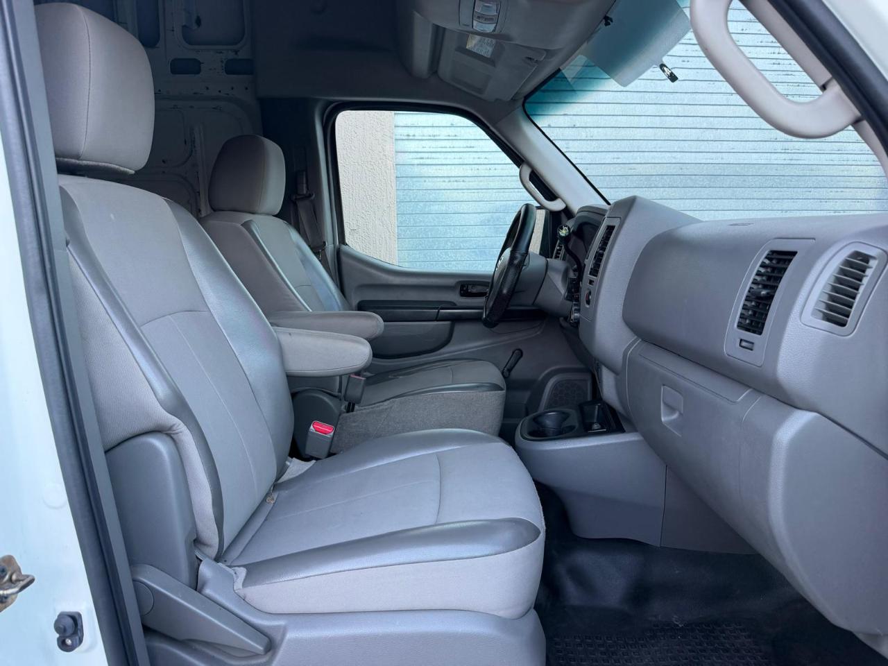 Nissan NV High Roof 2500 V6 SV 2014