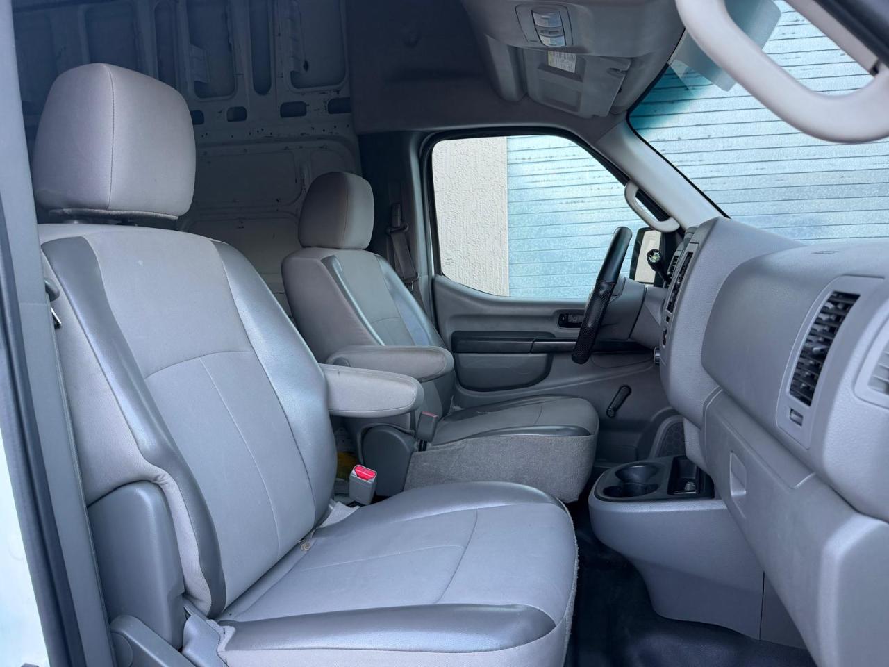 Nissan NV High Roof 2500 V6 SV 2014