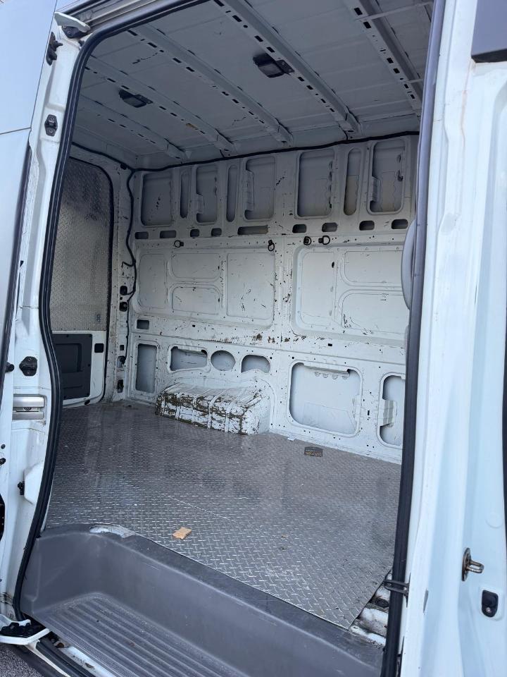 Nissan NV High Roof 2500 V6 SV 2014