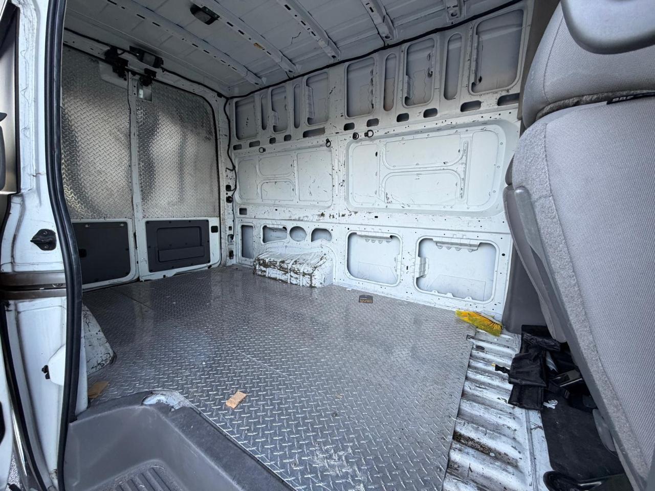 Nissan NV High Roof 2500 V6 SV 2014