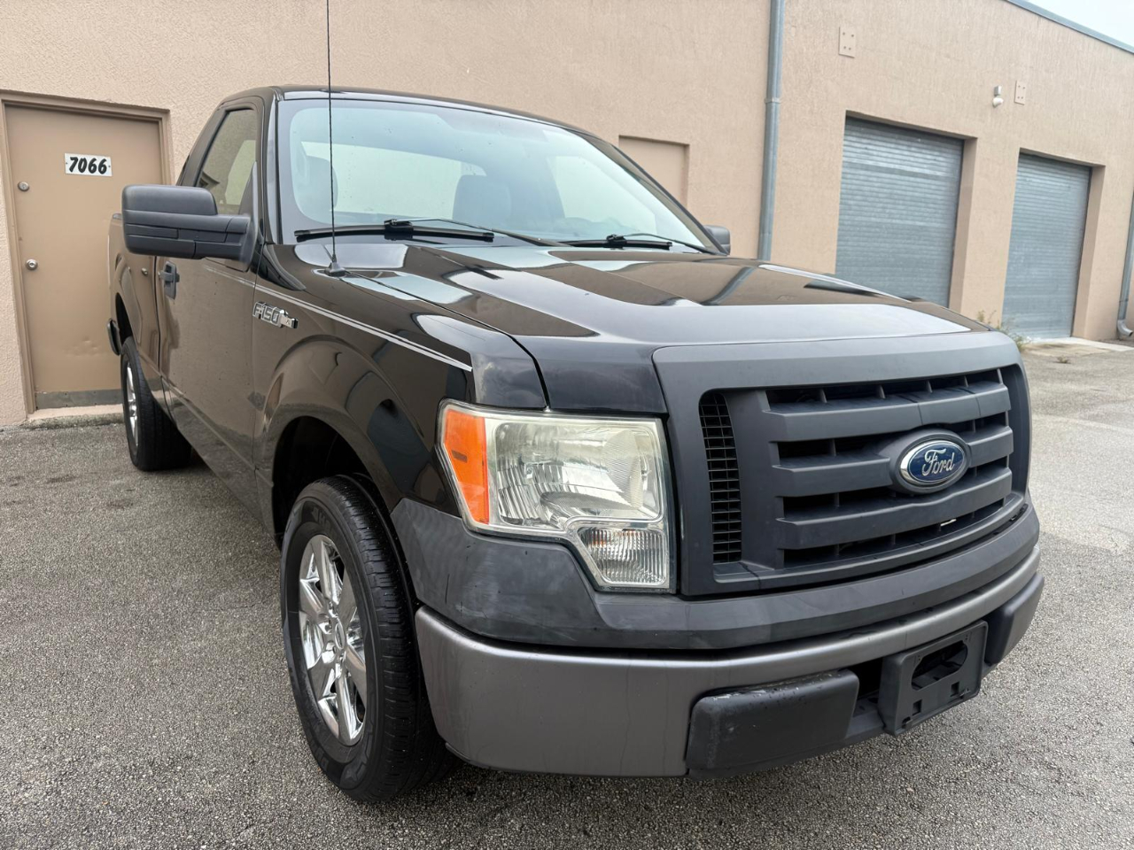 2011 Ford F-150 XLT photo 2