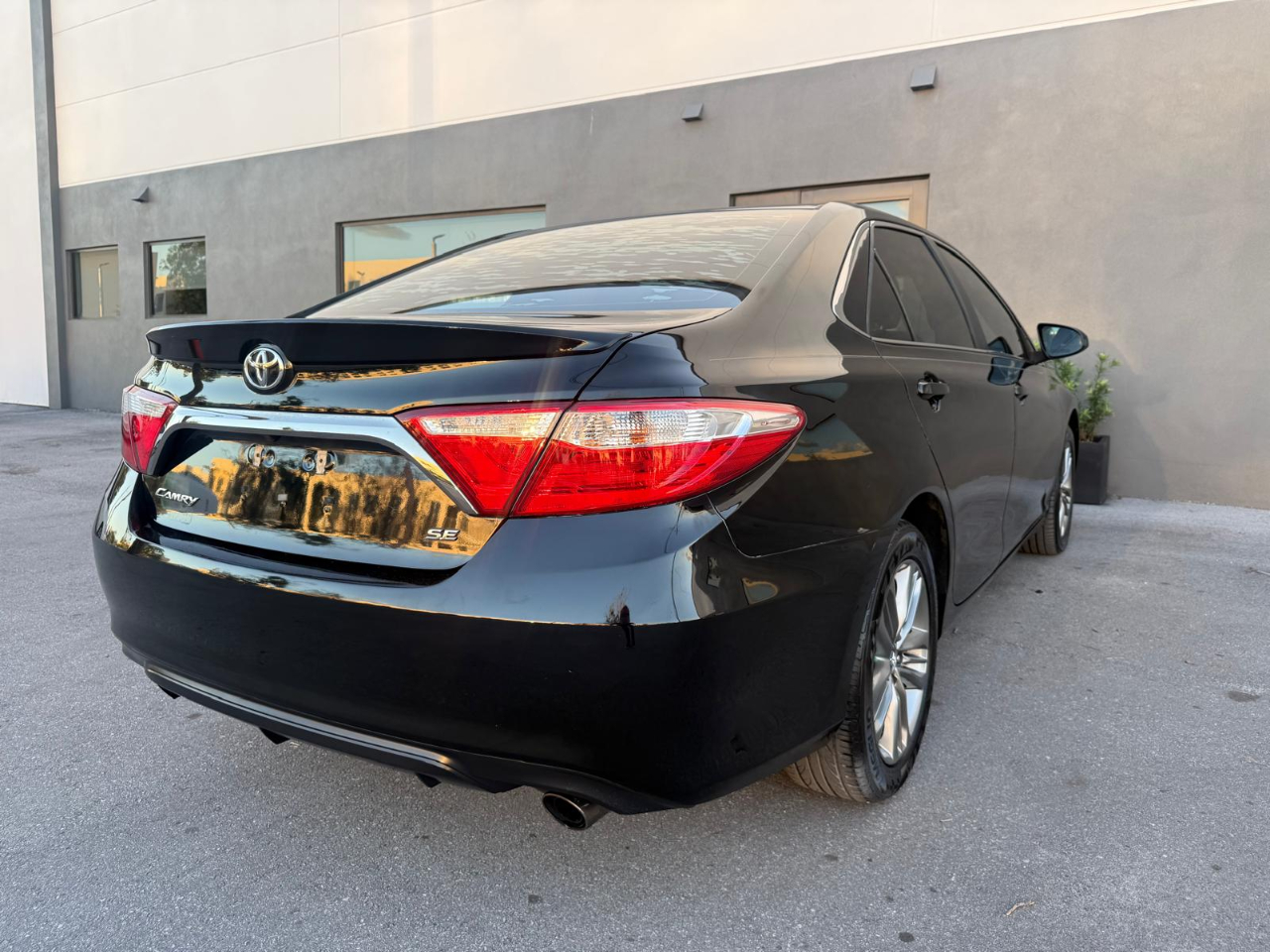 2017 Toyota Camry XLE photo 2