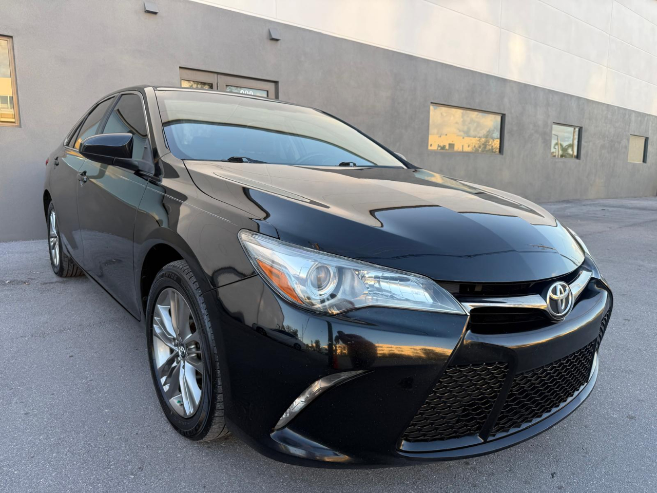 2017 Toyota Camry XLE photo 3