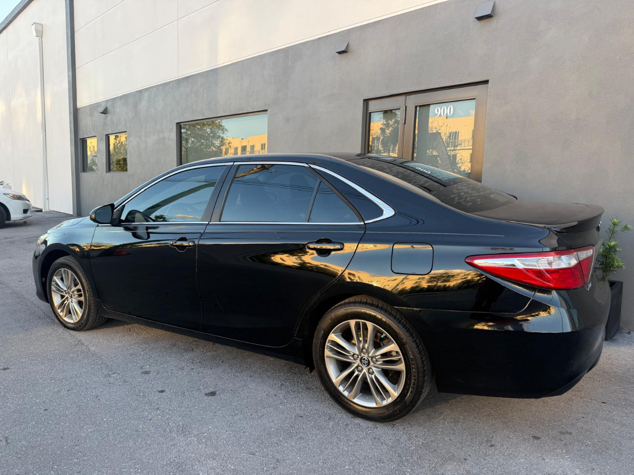 2017 Toyota Camry XLE photo 4