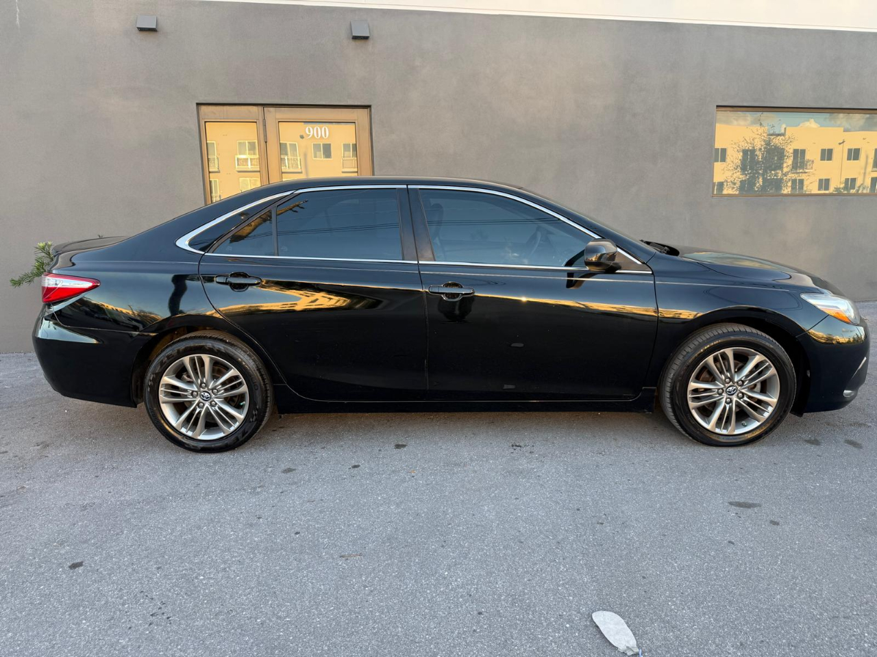 2017 Toyota Camry XLE photo 11