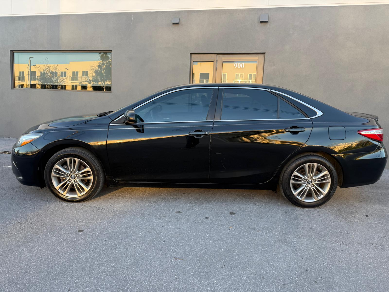 2017 Toyota Camry XLE photo 14
