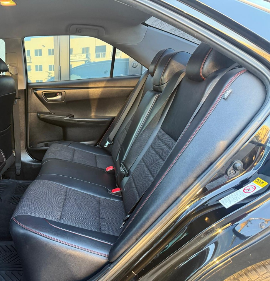 2017 Toyota Camry XLE photo 19