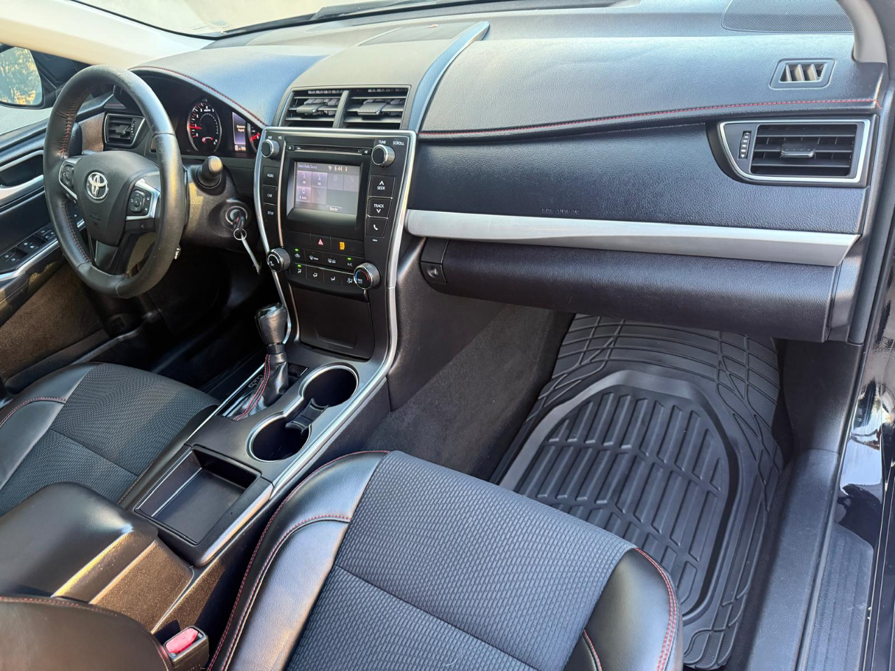 2017 Toyota Camry XLE photo 21