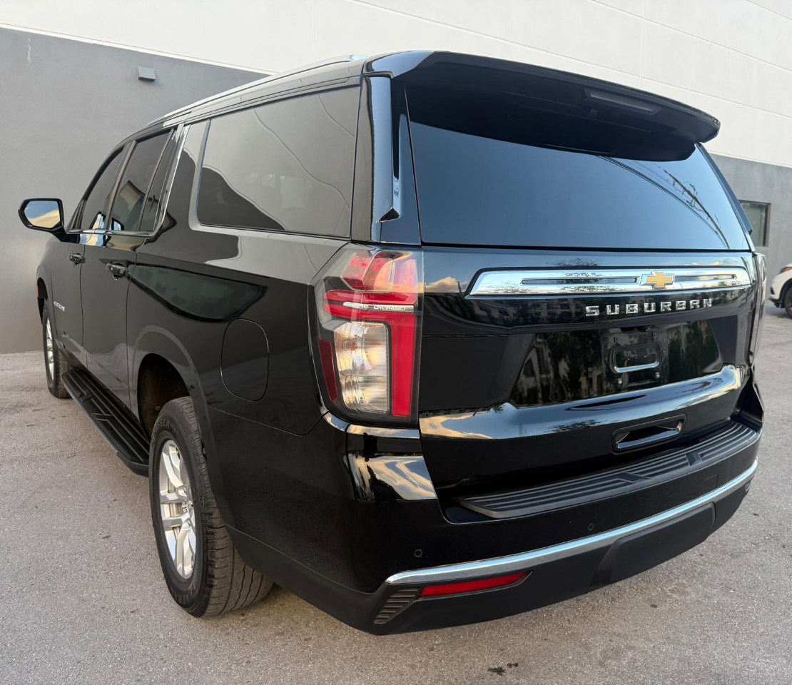 2022 Chevrolet Suburban LS photo 2