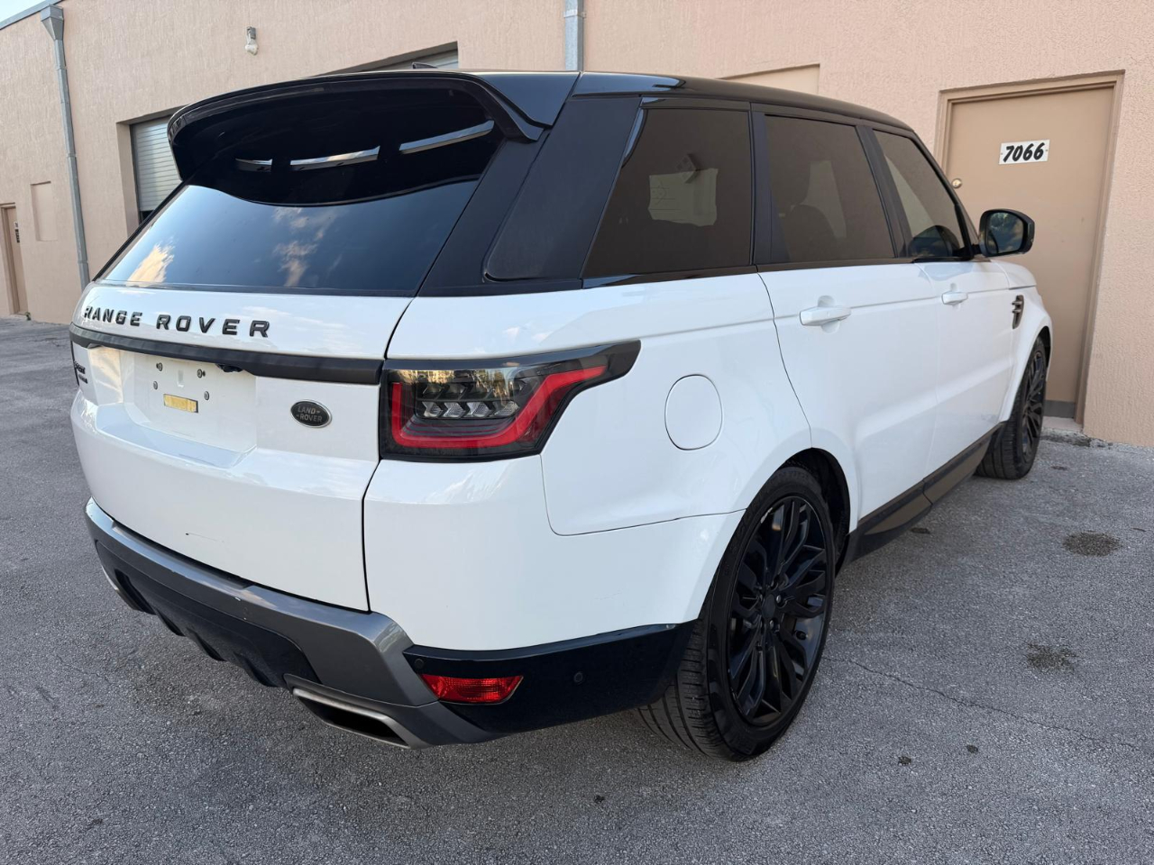 2018 Land Rover Range Rover Sport SuperCharged HSE photo 2