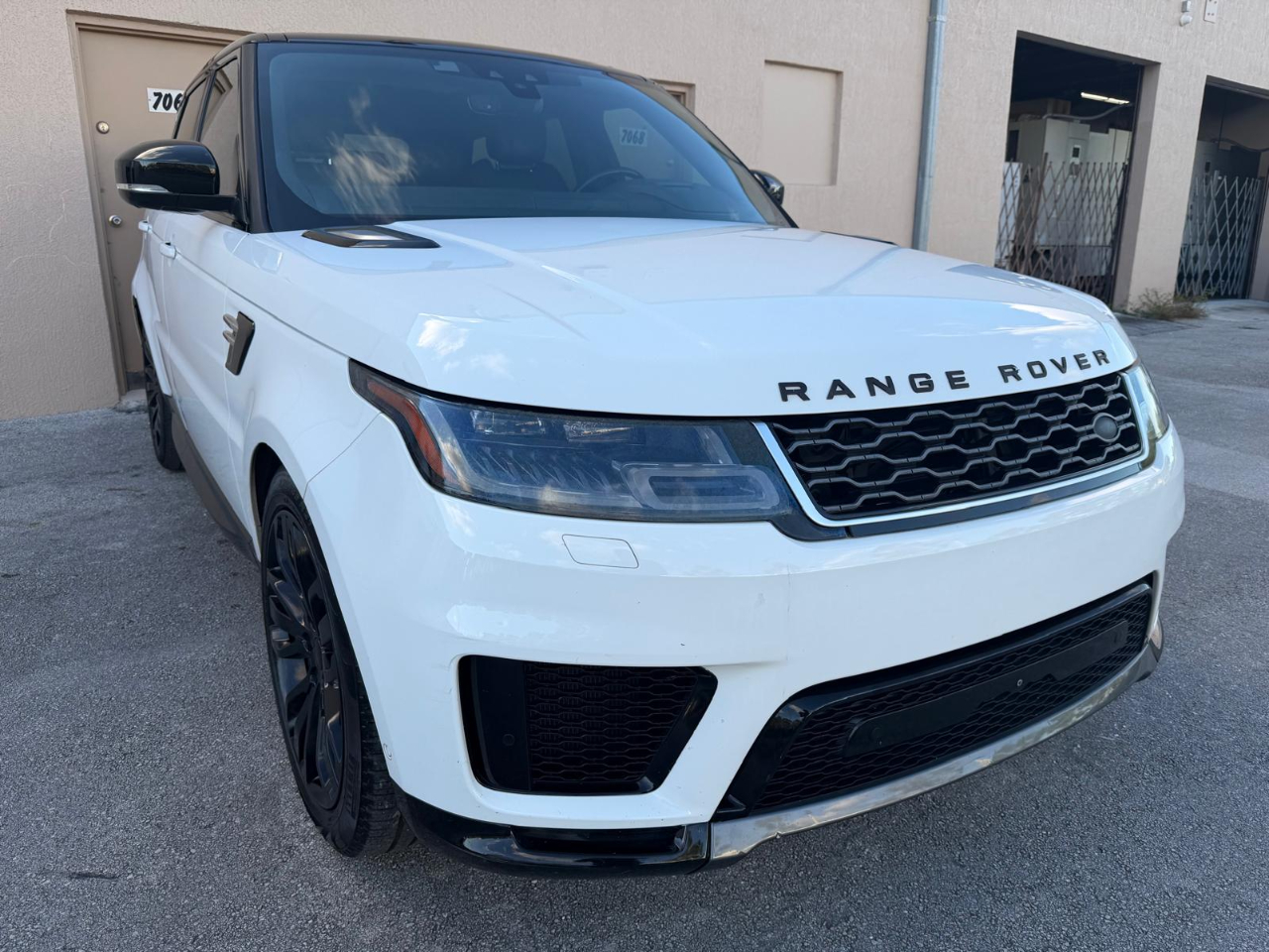 2018 Land Rover Range Rover Sport SuperCharged HSE photo 3
