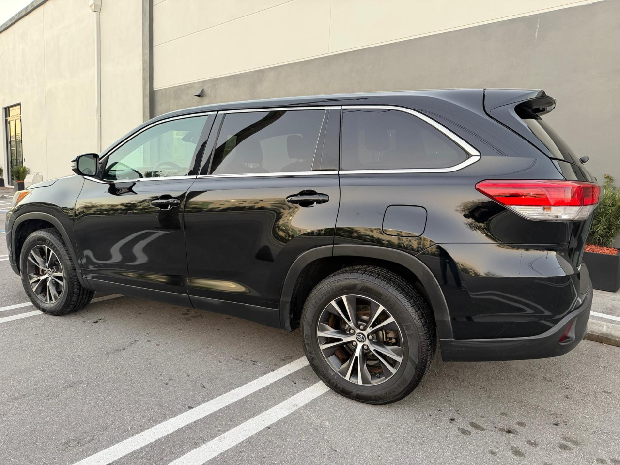 Toyota Highlander LE I4 FWD (Natl) 2019