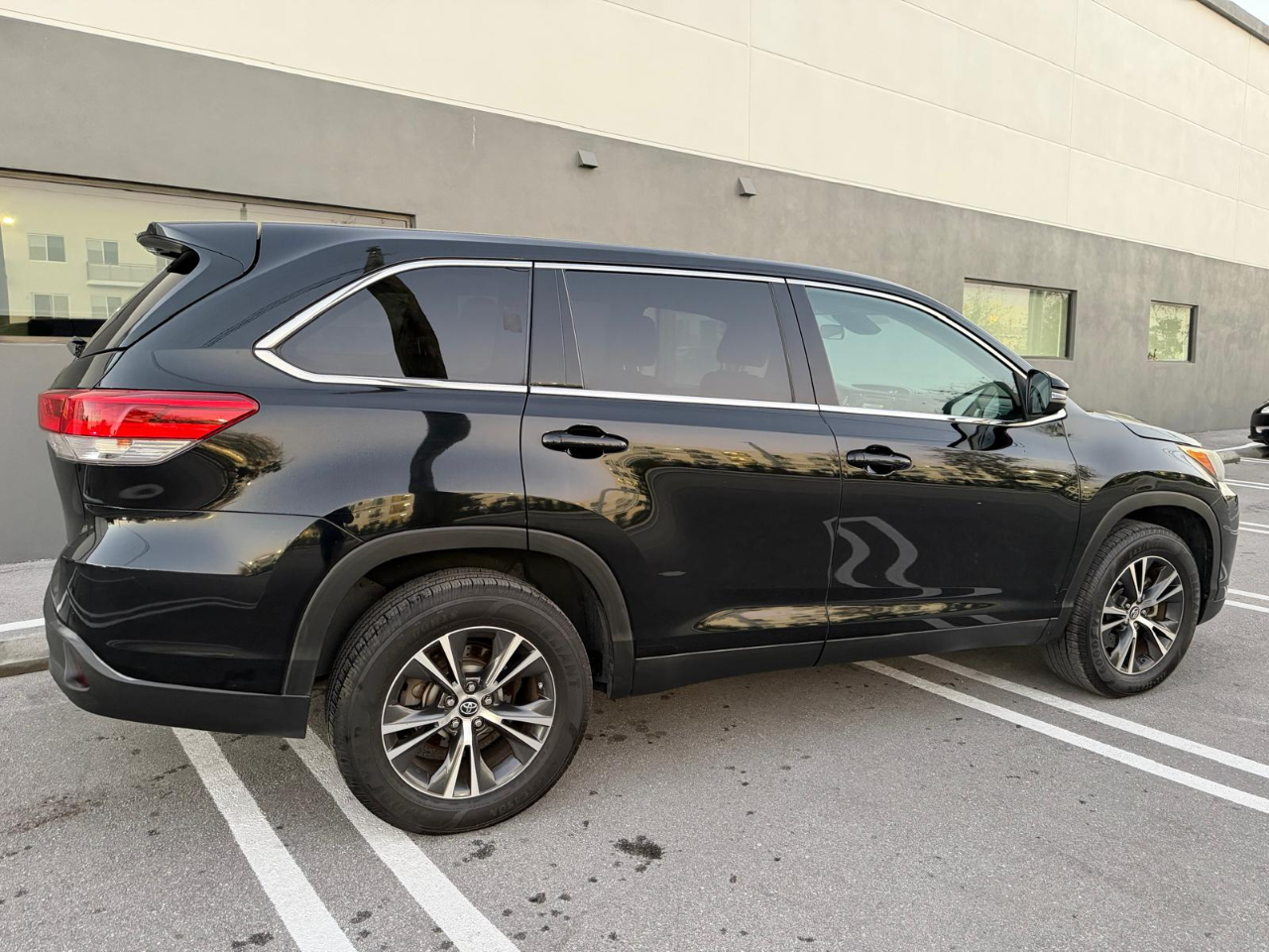 Toyota Highlander LE I4 FWD (Natl) 2019