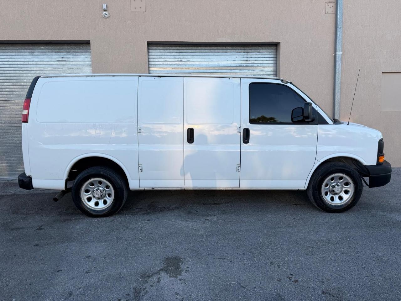 Chevrolet Express Cargo Van RWD 1500 135" 2011