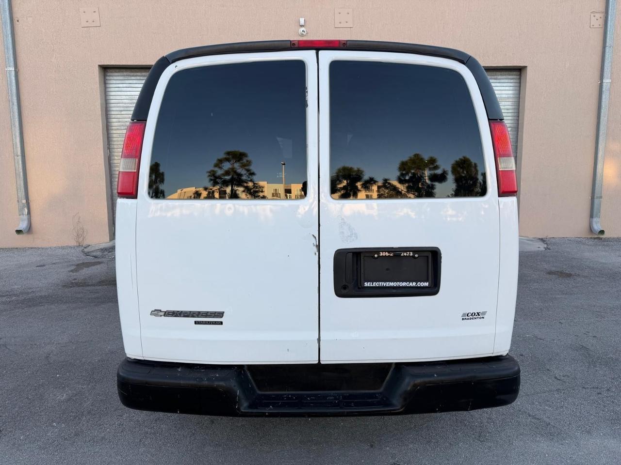 Chevrolet Express Cargo Van RWD 1500 135" 2011