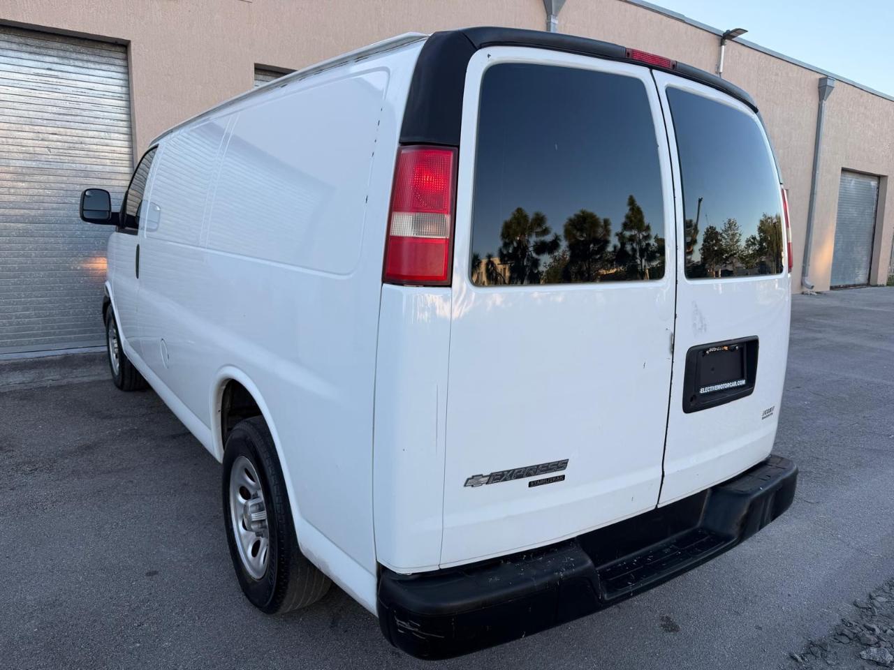 Chevrolet Express Cargo Van RWD 1500 135" 2011
