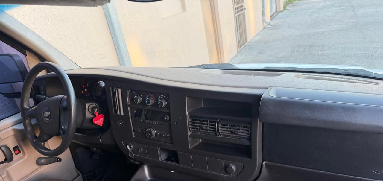 Chevrolet Express Cargo Van RWD 1500 135" 2011