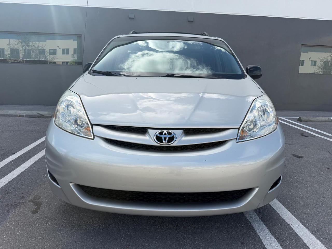 Toyota Sienna 5dr 7-Pass Van LE AAS FWD (Natl) 2009