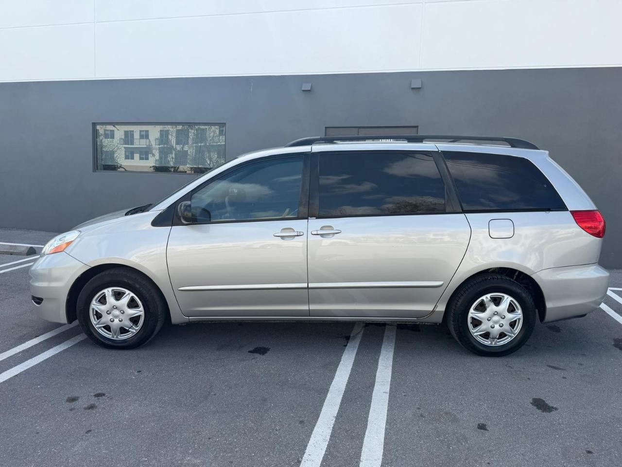Toyota Sienna 5dr 7-Pass Van LE AAS FWD (Natl) 2009