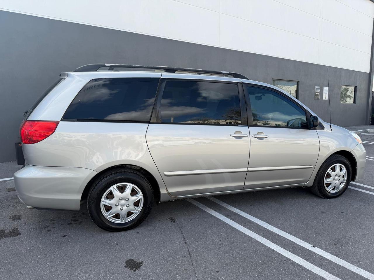 Toyota Sienna 5dr 7-Pass Van LE AAS FWD (Natl) 2009