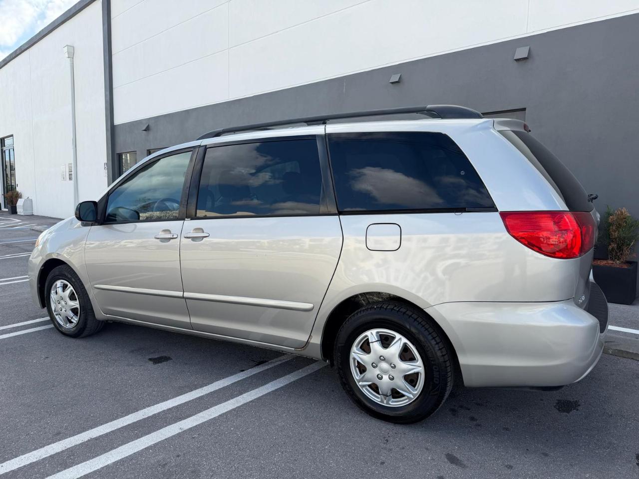 Toyota Sienna 5dr 7-Pass Van LE AAS FWD (Natl) 2009