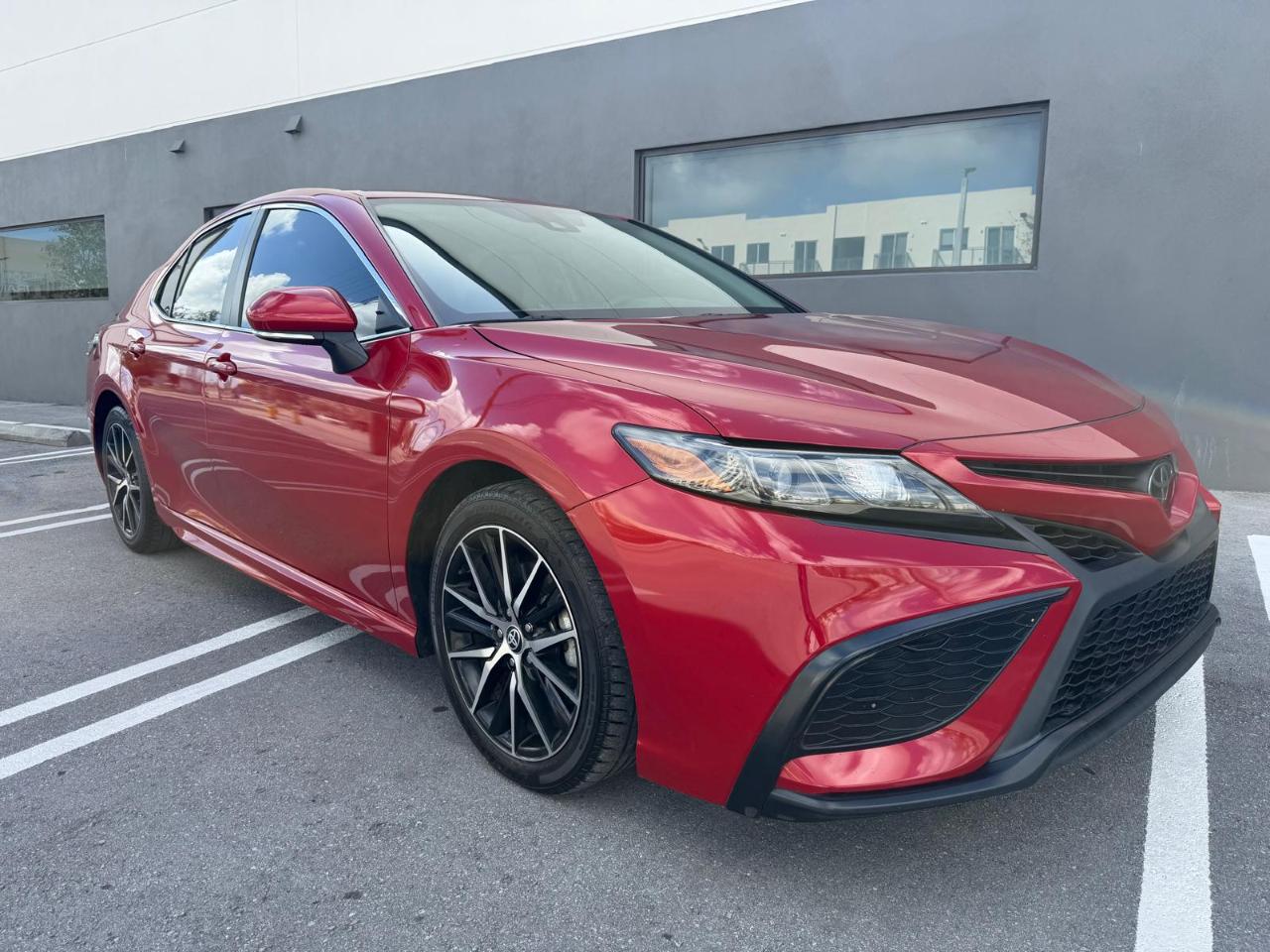Toyota Camry Hybrid SE Nightshade CVT (Natl) 2023