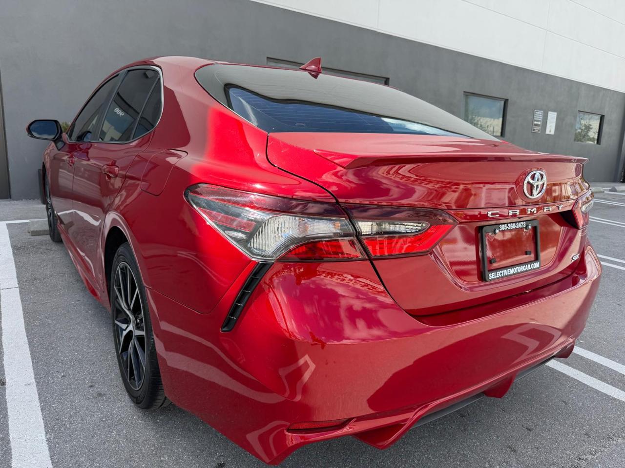 Toyota Camry Hybrid SE Nightshade CVT (Natl) 2023