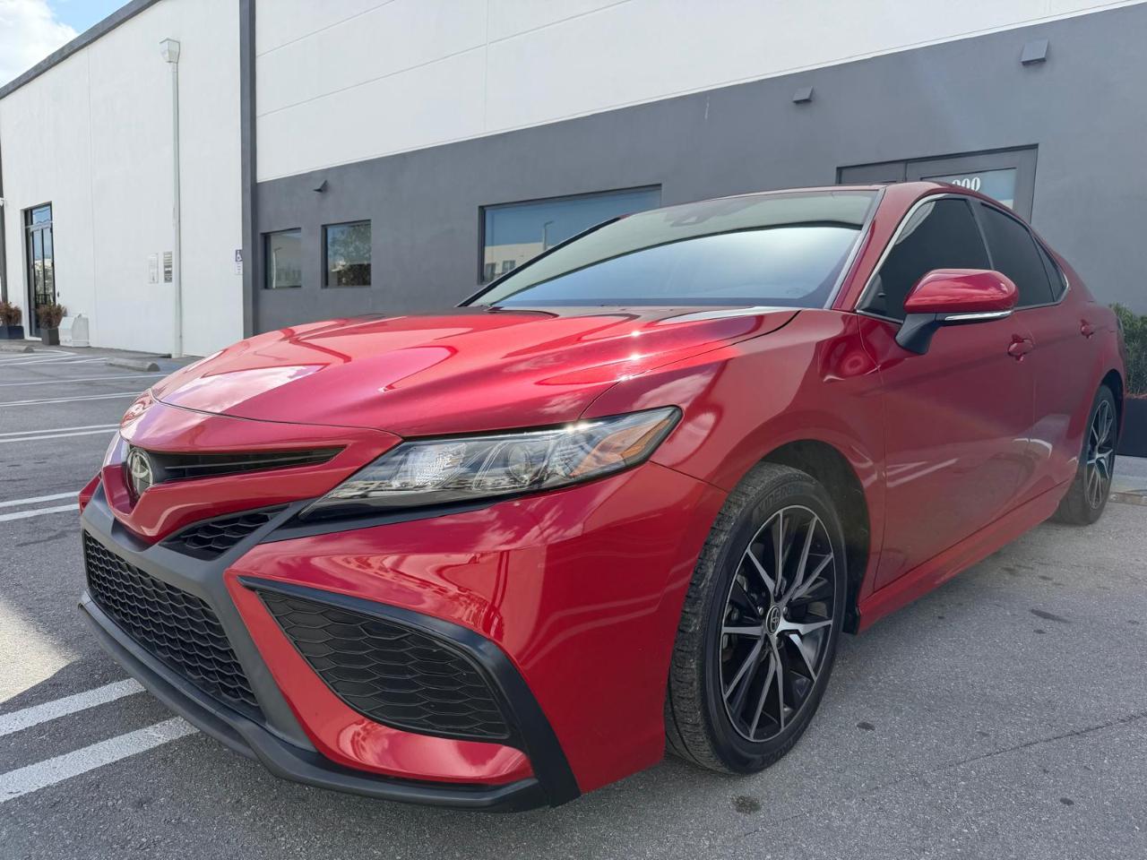 Toyota Camry Hybrid SE Nightshade CVT (Natl) 2023