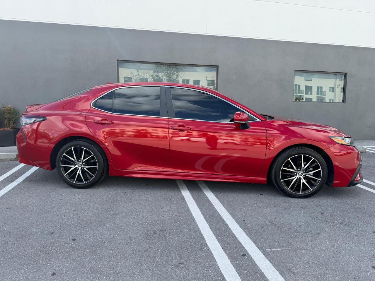 Toyota Camry Hybrid SE Nightshade CVT (Natl) 2023