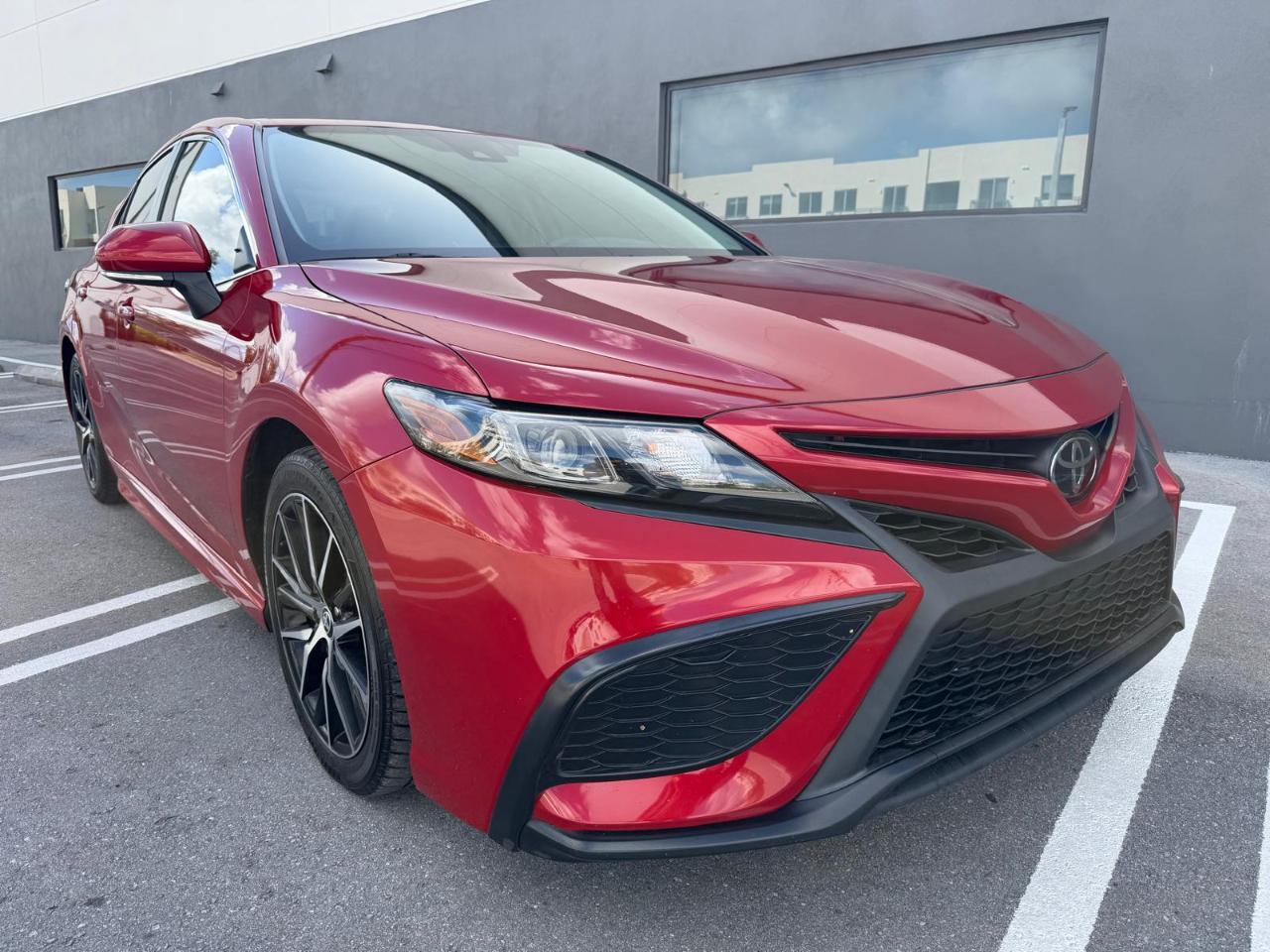 Toyota Camry Hybrid SE Nightshade CVT (Natl) 2023