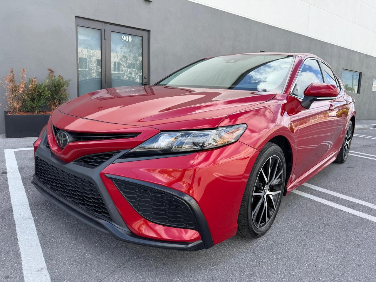 Toyota Camry Hybrid SE Nightshade CVT (Natl) 2023