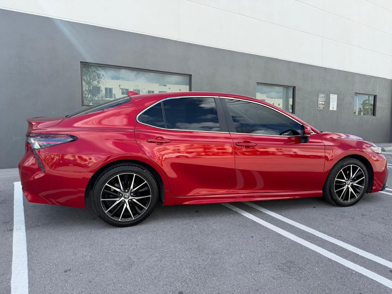 Toyota Camry Hybrid SE Nightshade CVT (Natl) 2023