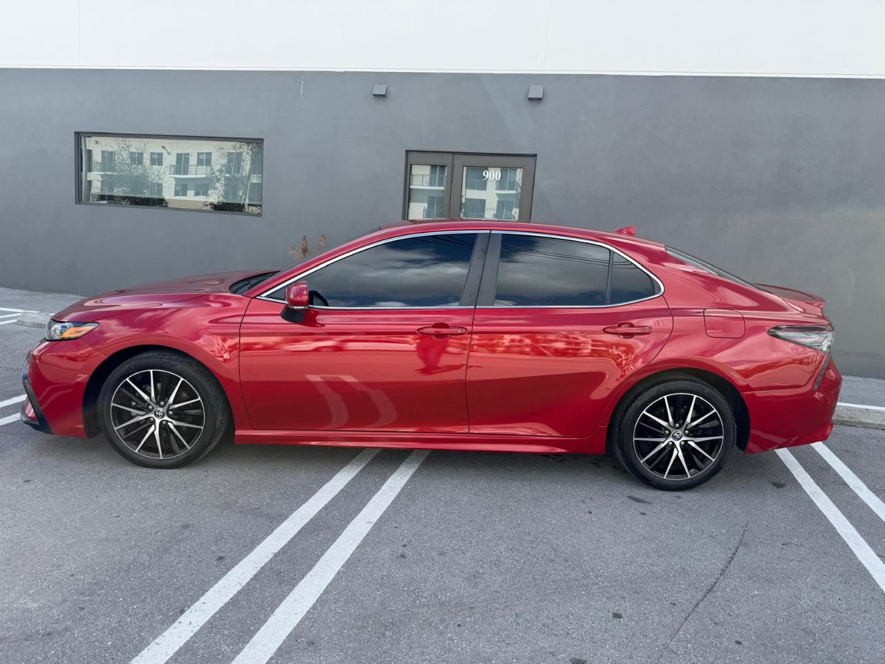 Toyota Camry Hybrid SE Nightshade CVT (Natl) 2023