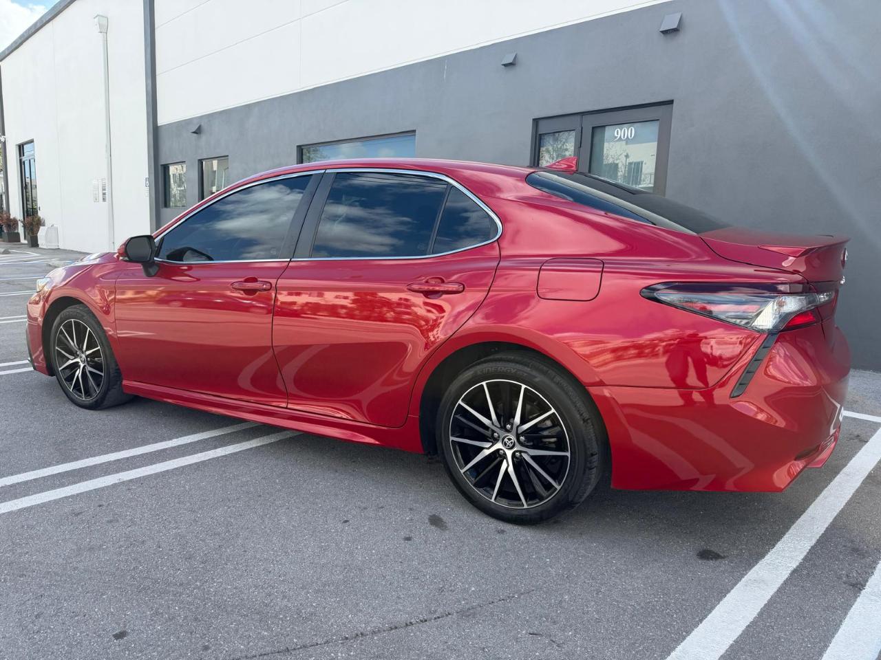 Toyota Camry Hybrid SE Nightshade CVT (Natl) 2023