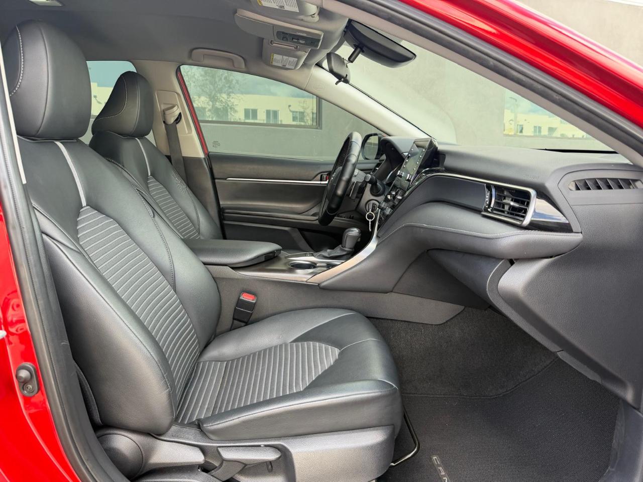 Toyota Camry Hybrid SE Nightshade CVT (Natl) 2023