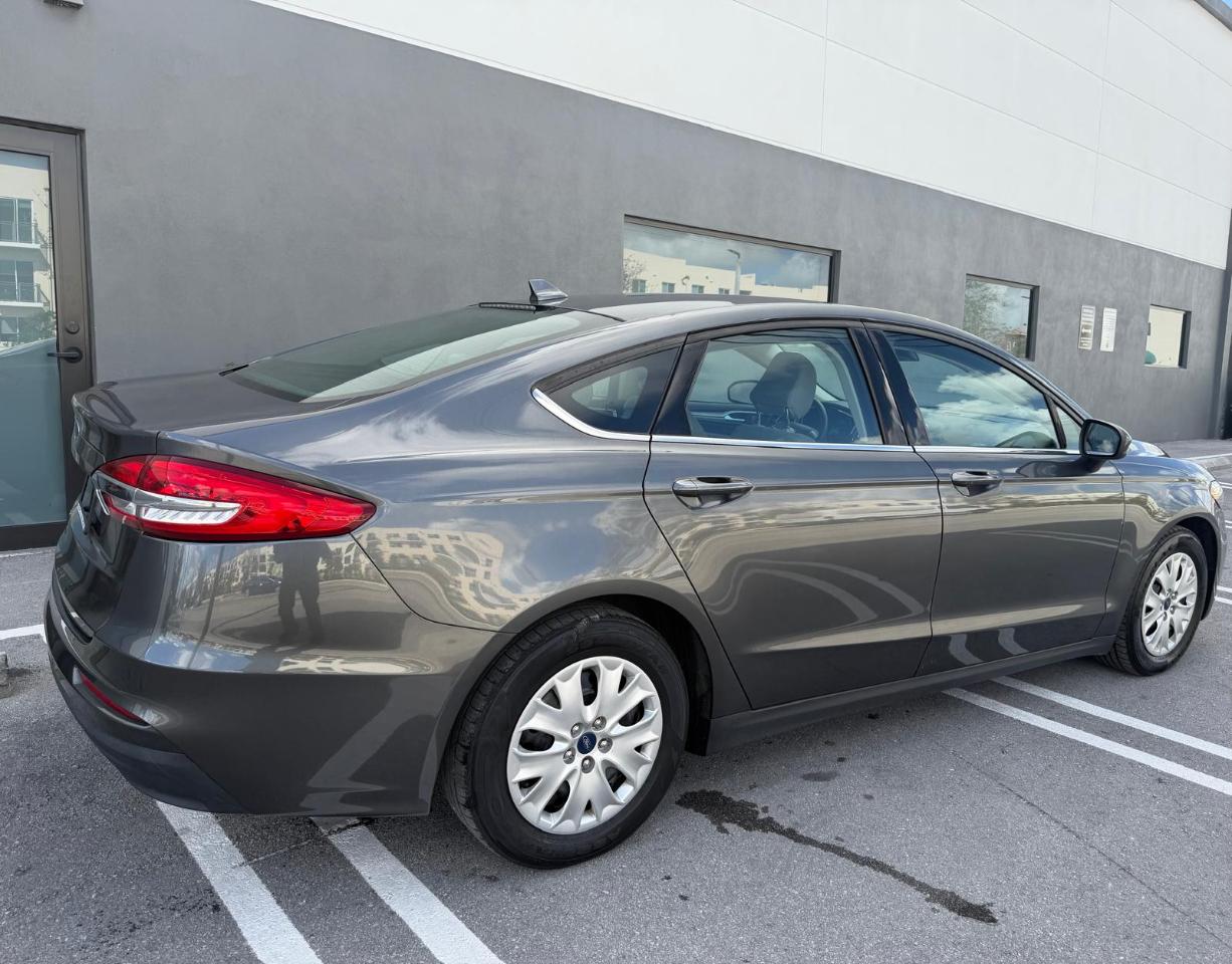 Ford Fusion S FWD 2020