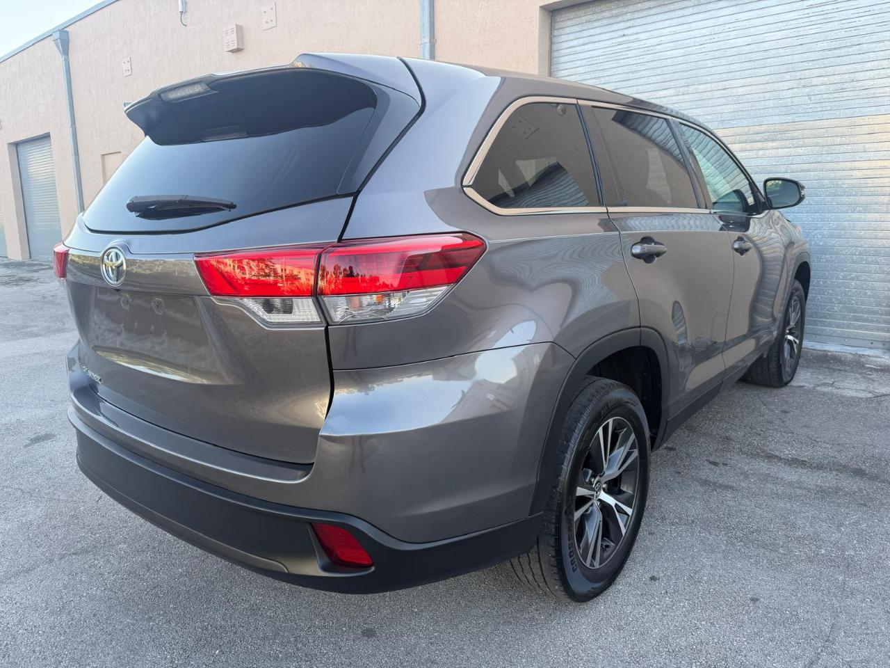 Toyota Highlander LE I4 FWD (Natl) 2019