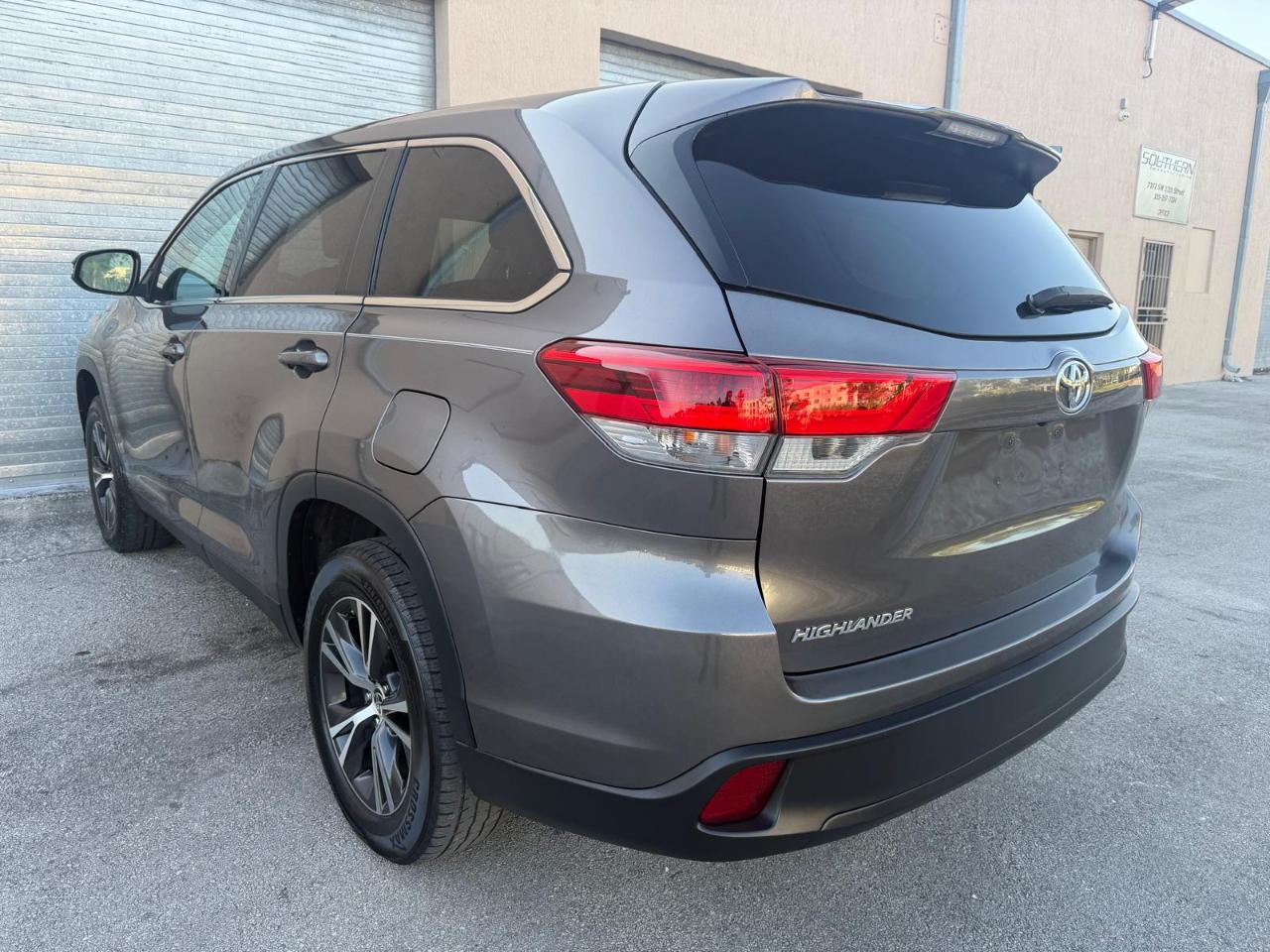 Toyota Highlander LE I4 FWD (Natl) 2019