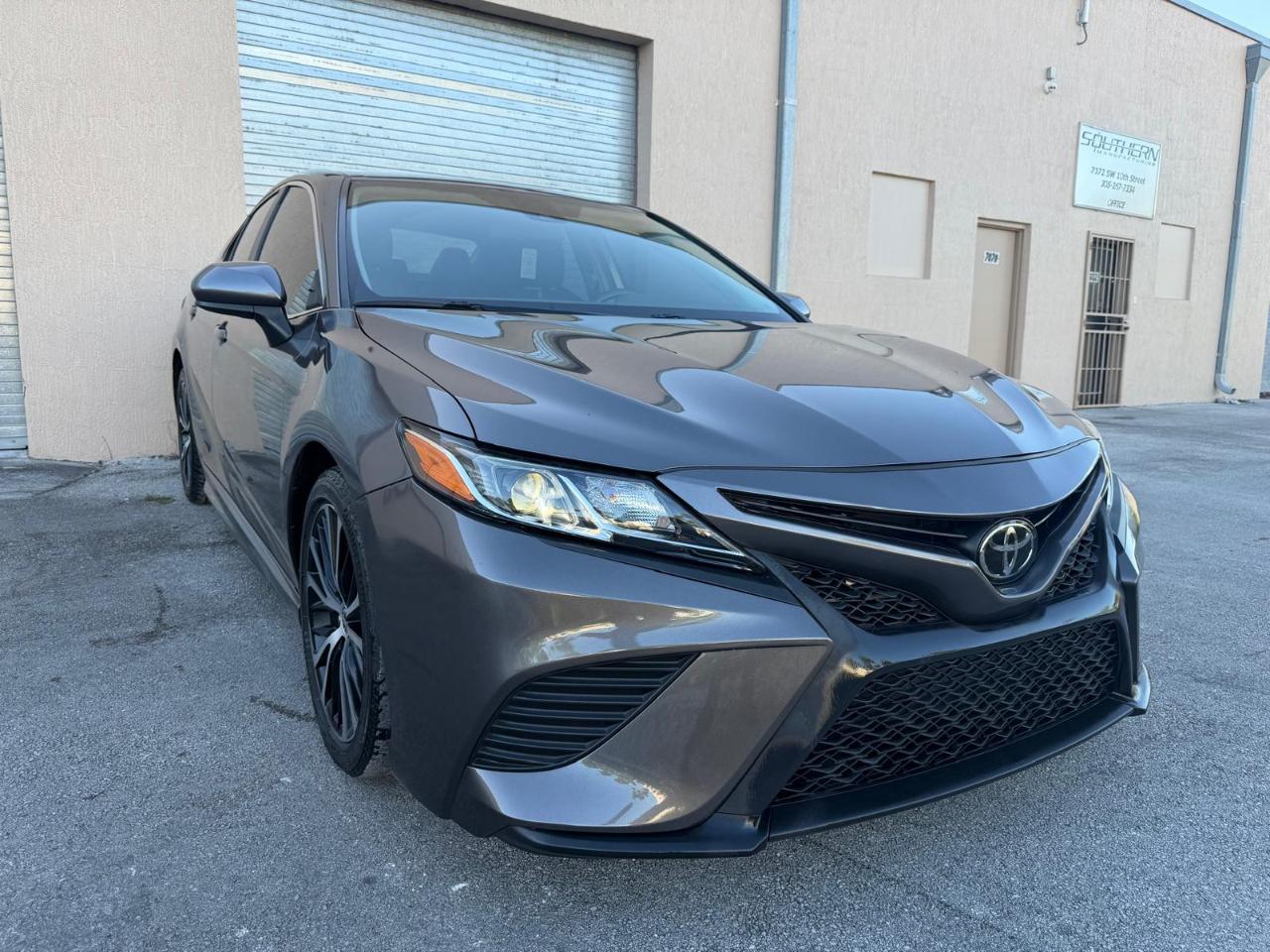 Toyota Camry SE Auto (Natl) 2020