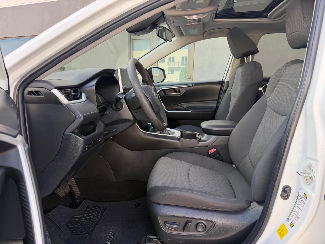 Toyota RAV4 XLE FWD (Natl) 2023