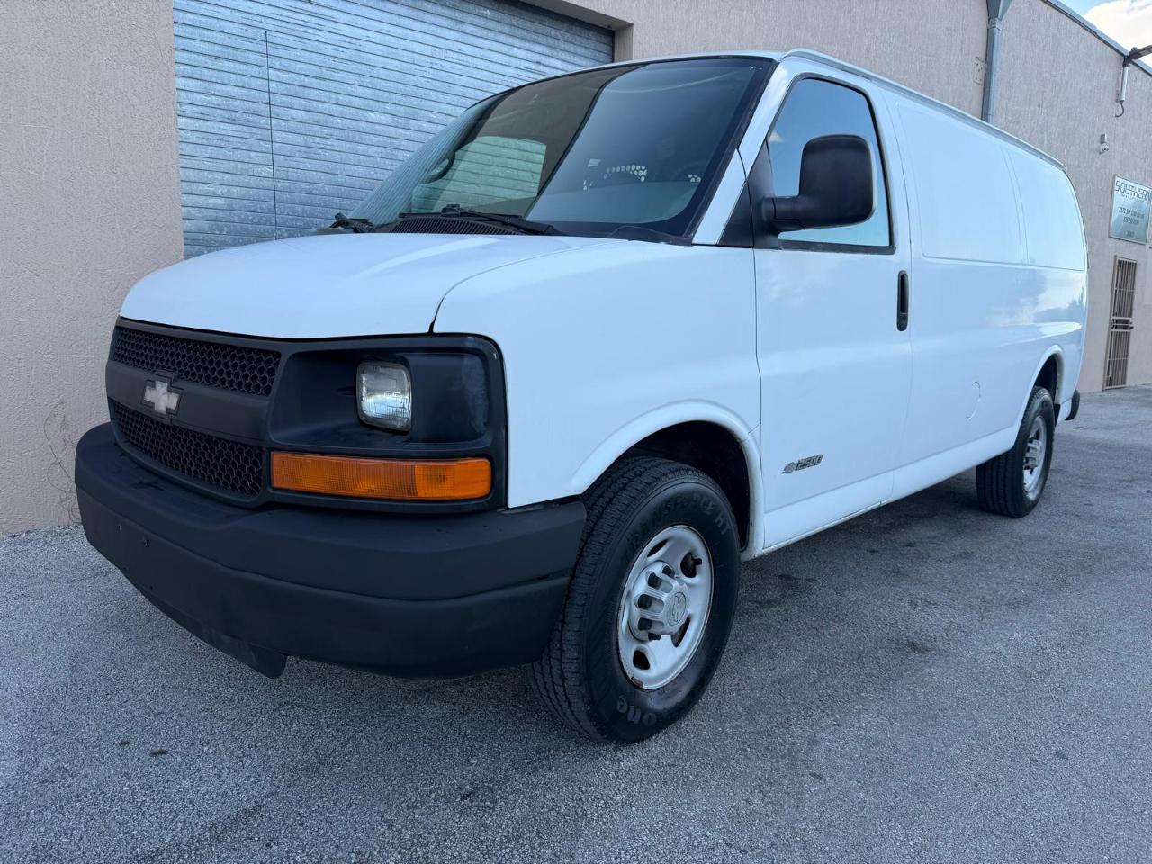 Chevrolet Express Cargo Van 2500 135" WB RWD 2005