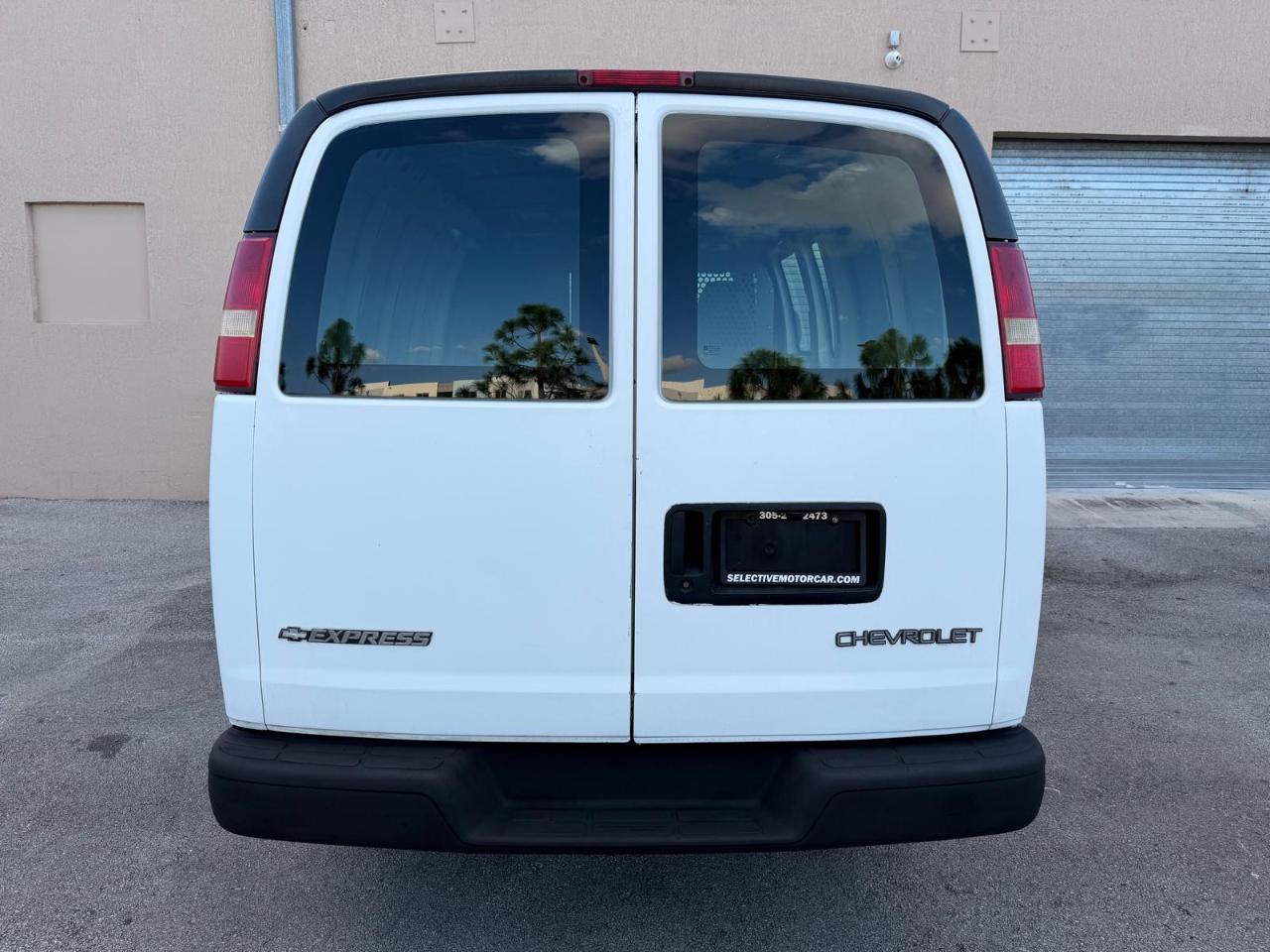 Chevrolet Express Cargo Van 2500 135" WB RWD 2005
