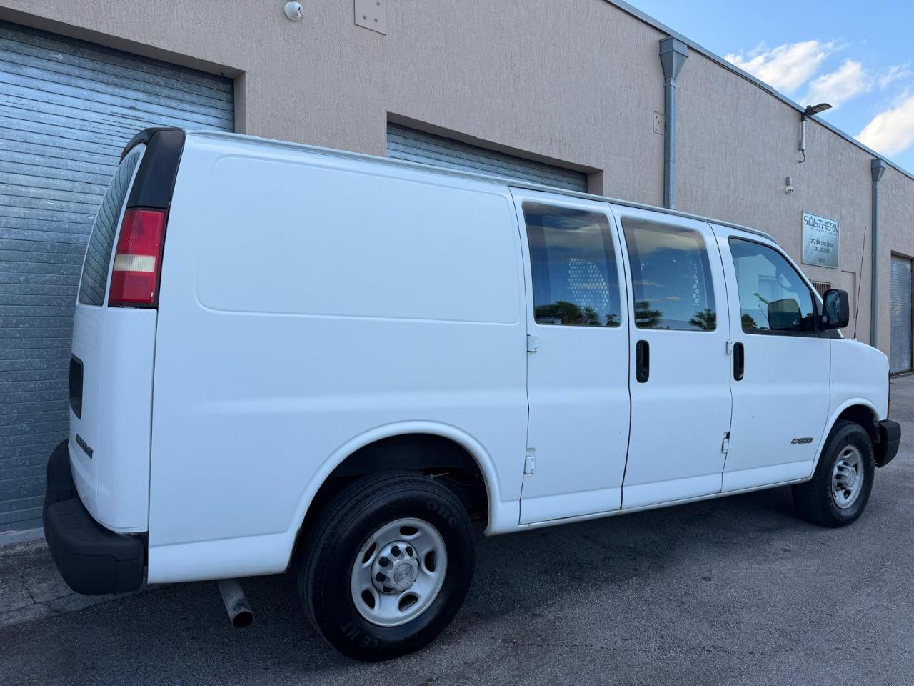 Chevrolet Express Cargo Van 2500 135" WB RWD 2005