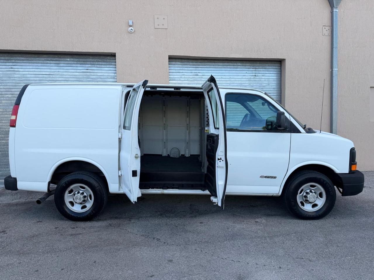 Chevrolet Express Cargo Van 2500 135" WB RWD 2005
