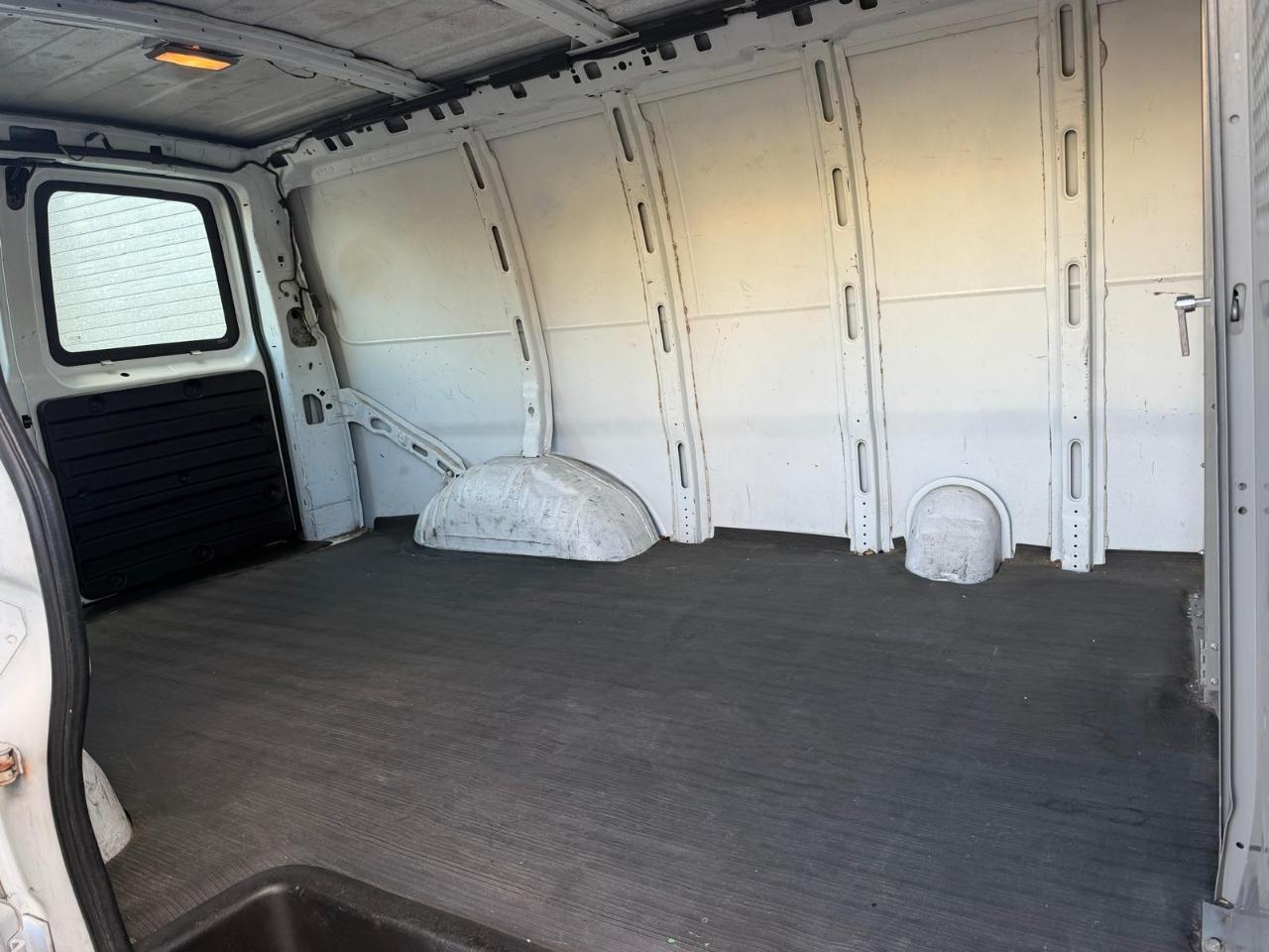 Chevrolet Express Cargo Van 2500 135" WB RWD 2005