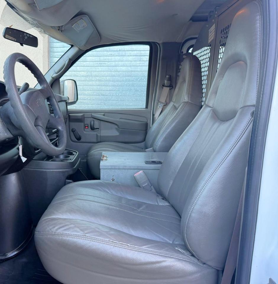 Chevrolet Express Cargo Van 2500 135" WB RWD 2005