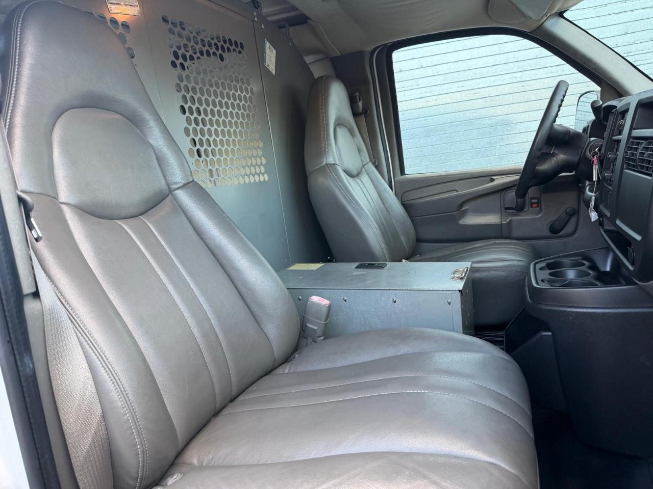 Chevrolet Express Cargo Van 2500 135" WB RWD 2005