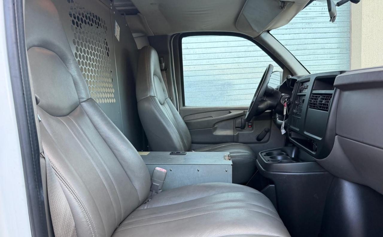 Chevrolet Express Cargo Van 2500 135" WB RWD 2005