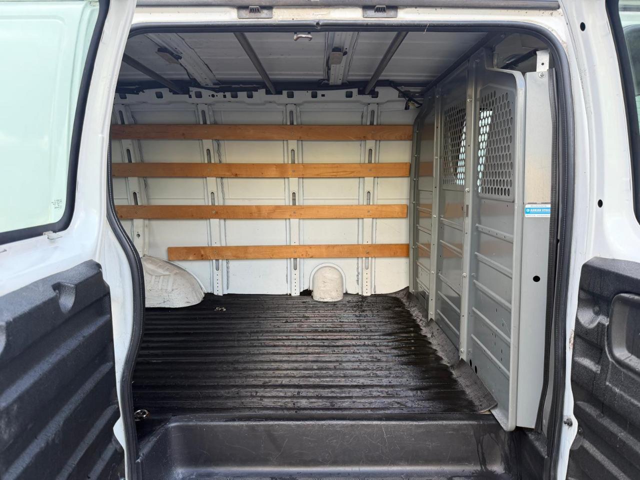 GMC Savana Cargo Van RWD 2500 135" 2016